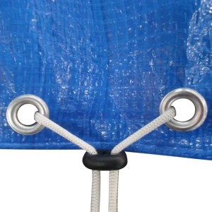 Detailaufnahme: Blaue Poolabdeckung mit Ösen, Kordel und Stopper für sichere Befestigung.