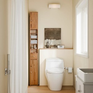 Schmaler SoBuy Badezimmerschrank Hochschrank BZR34-II-SH aus Massivholz mit 6 Böden im Badezimmer.