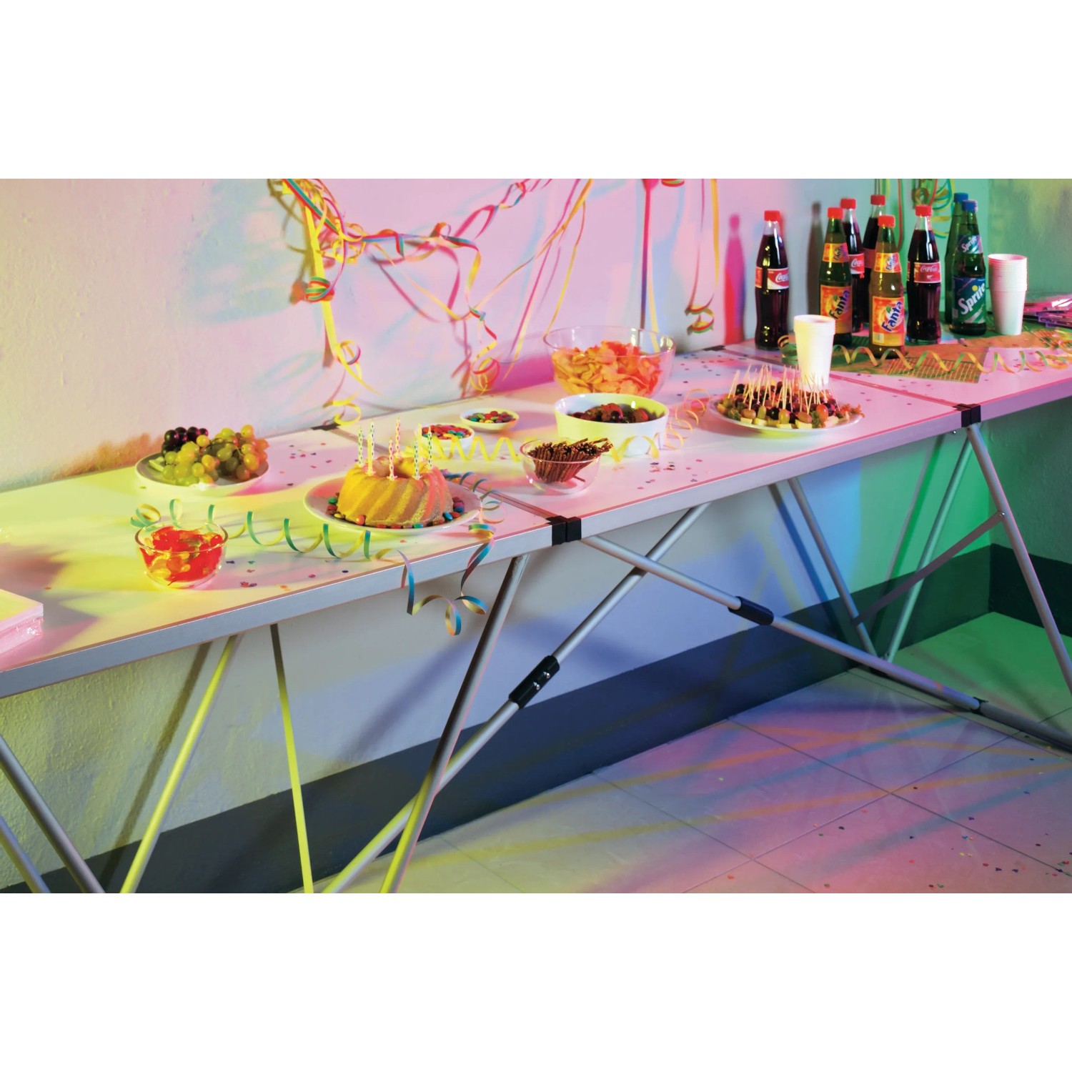 LUX Multifunktionstisch mit Aluminiumgestell, gedeckt mit Speisen und Getränken für eine Party.