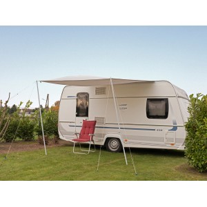 Peddy Shield Wohnwagensonnensegel Elfenbein am Wohnwagen mit Stuhl im Garten.