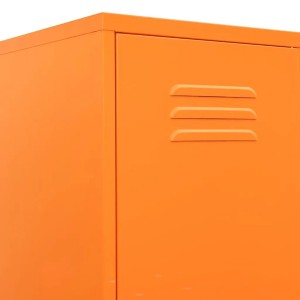 Detailansicht: Oranger Schließfachschrank aus Stahl mit Lüftungsschlitzen.