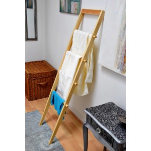 Dobar Handtuchleiter aus Holz mit 4 Sprossen und Handtüchern im Badezimmer.