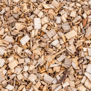 Nahaufnahme von Galamio Holzhackschnitzel Natur, ideal als Dekormulch und Bodenbelag im Garten.