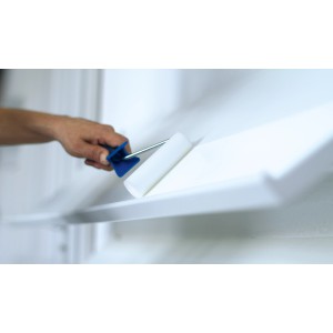 LUX Schaumwalze im Einsatz: Feines Lackieren mit dem 12-teiligen Maler-Set für glatte Oberflächen.