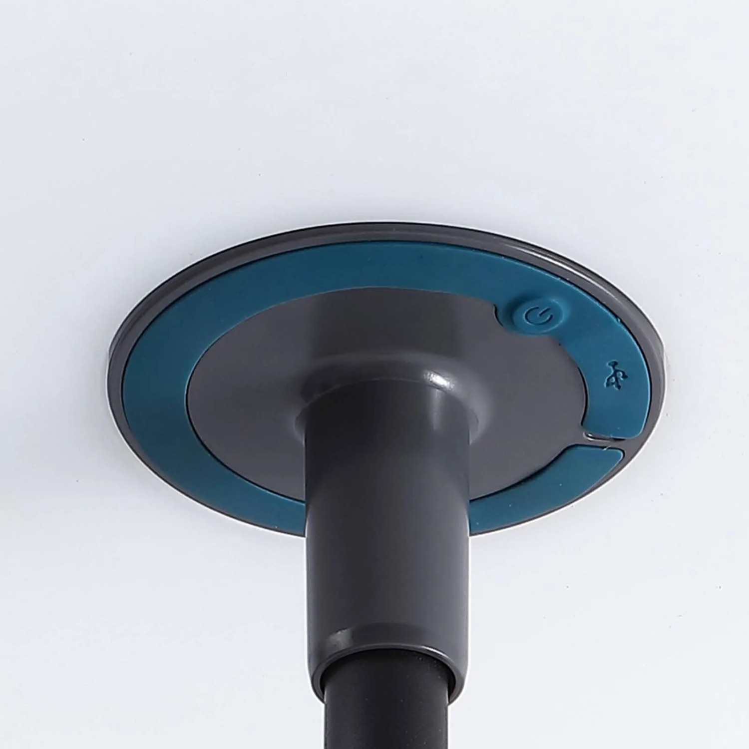 Detailaufnahme der Lindby LED Solarleuchte Samine in Schwarz, mit Dimmer und USB-Anschluss.