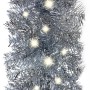 Silberne Weihnachtsgirlande mit leuchtenden LEDs. Glänzende, dichte PVC-Girlande für festliche Dekoration.