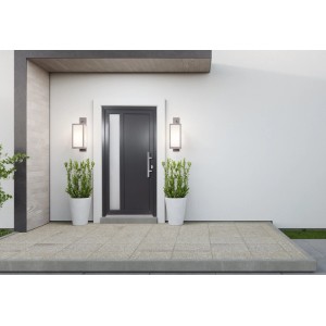 Moderne, anthrazitfarbene Kunststoff-Haustür mit Glaseinsatz, Modell K011, vor weißer Hauswand.