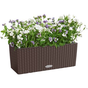 Lechuza Balconera Cottage 50 Mokka, ein Blumenkasten mit Bewässerungssystem und Pflanzen.