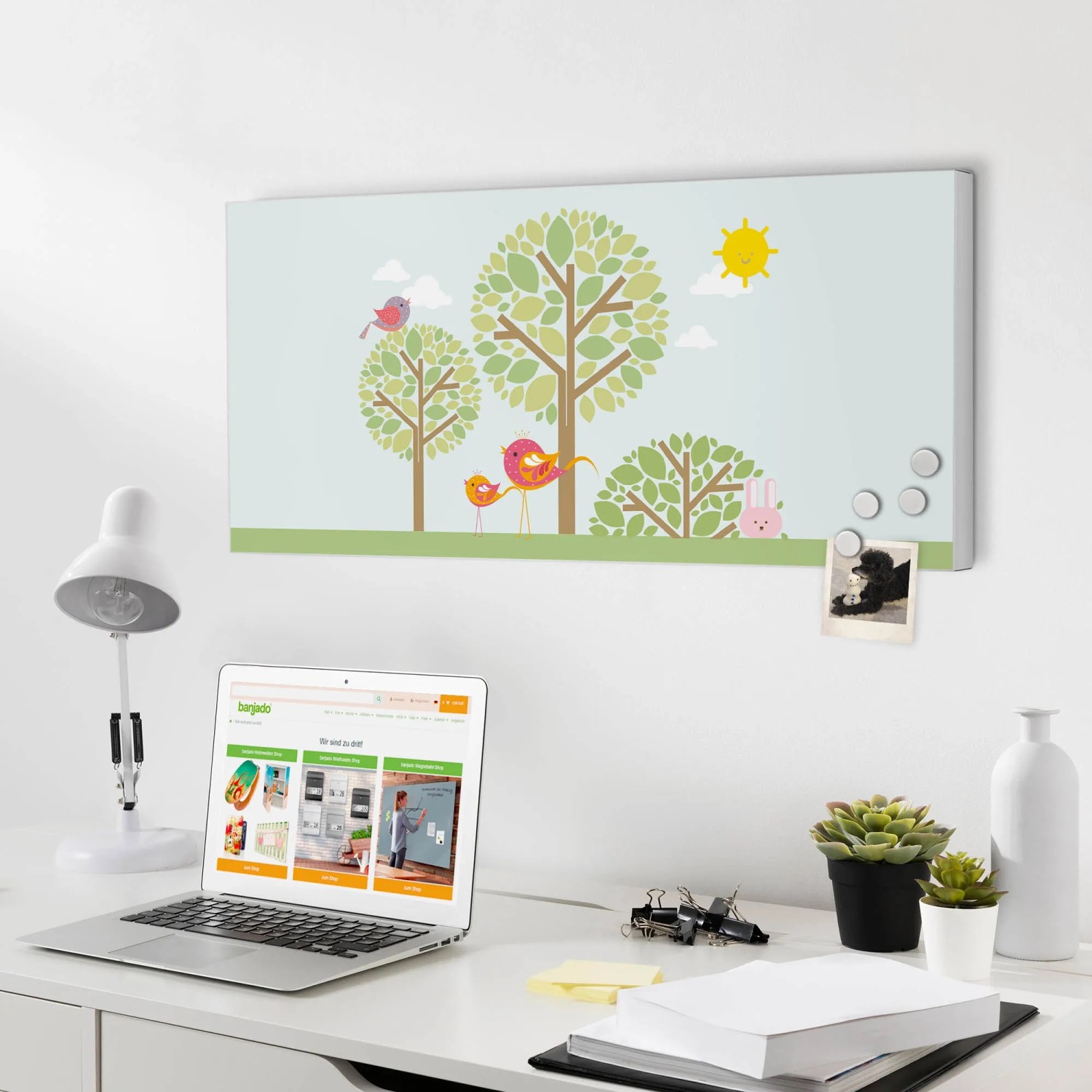 Weiße Magnettafel 78x37cm mit Bäume-Motiv als Wanddekoration inkl. Magnete.