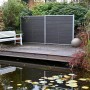 GartenLand Rhombus WPC Zaun Set Stockholm, anthrazitfarbener Sichtschutz mit Aluminiumrahmen im Garten.