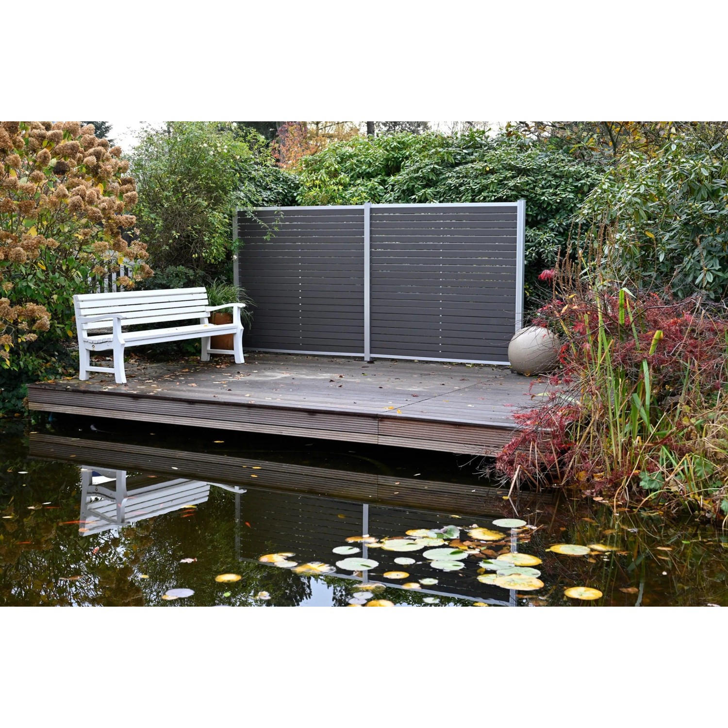 GartenLand Rhombus WPC Zaun Set Stockholm, anthrazitfarbener Sichtschutz mit Aluminiumrahmen im Garten.