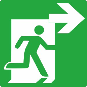 Grünes Türschild Fluchtweg mit weißem Pfeil nach rechts, 10x10 cm.