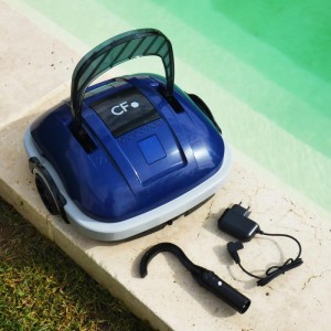 Blauer Poolroboter CF45CL mit Akku, Ladegerät und Haken zur einfachen Poolreinigung.