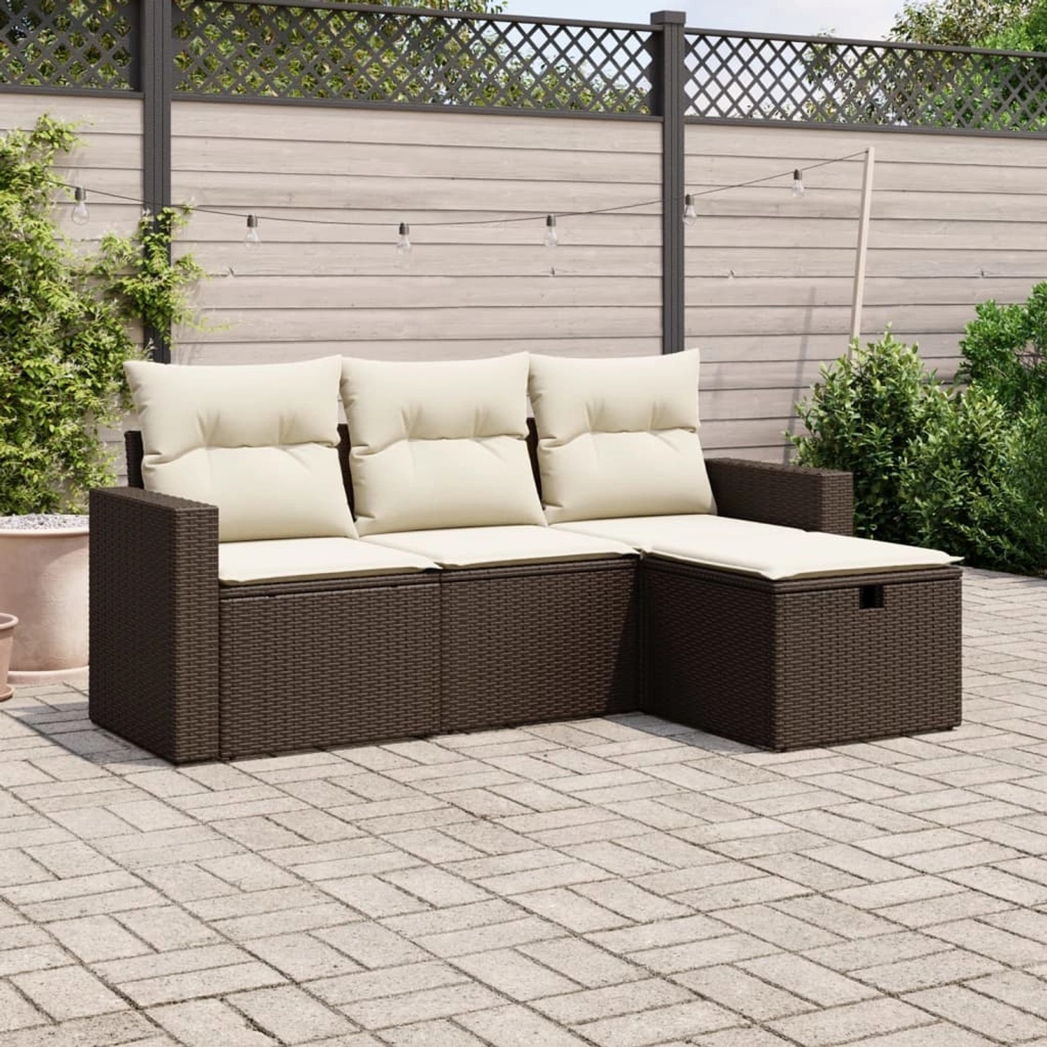 Braune 4-tlg. vidaXL Garten-Sofagarnitur aus Poly Rattan mit cremefarbenen Kissen.