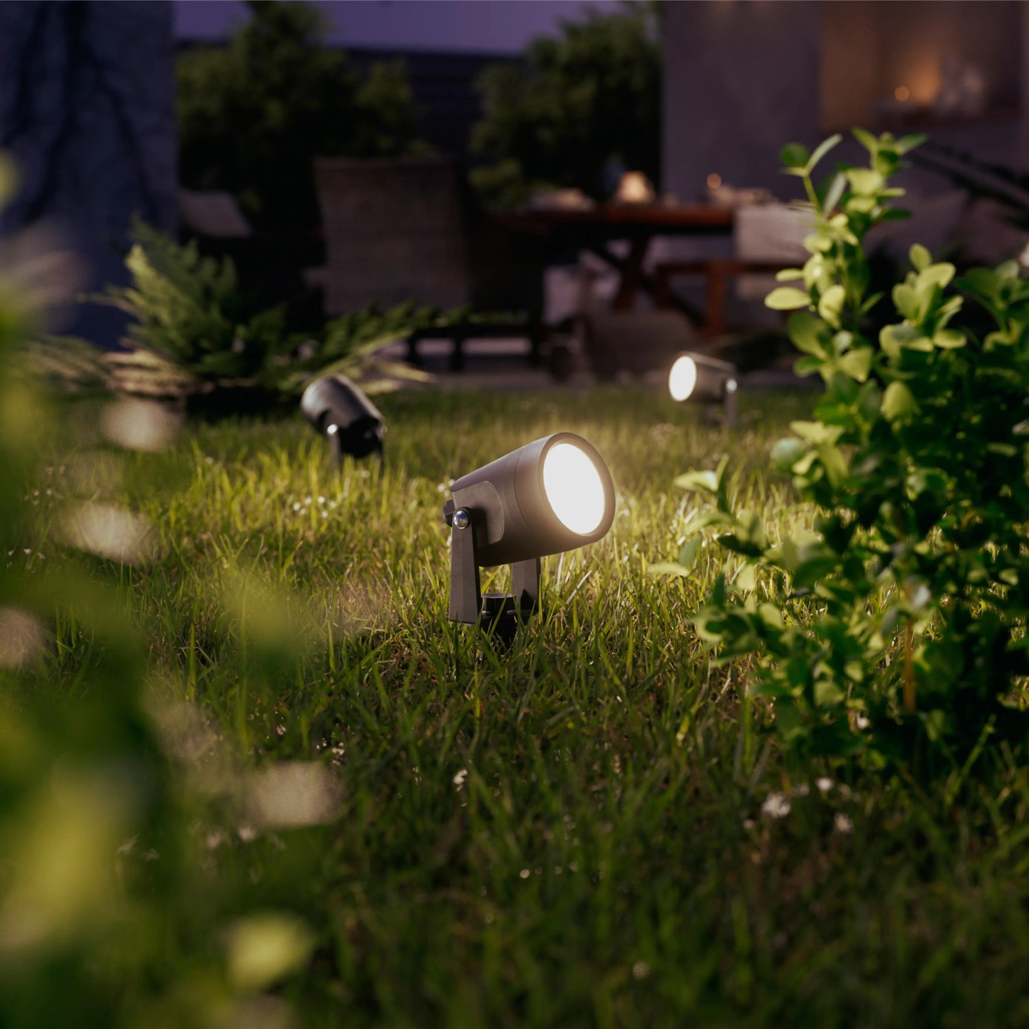 Philips Reuel LED-Gartenstrahler Niedervolt Erweiterung in Schwarz im Garten.