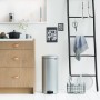 Brabantia NewIcon Treteimer, 30 l, Grau, in moderner Küche. Pedal-Mülleimer.