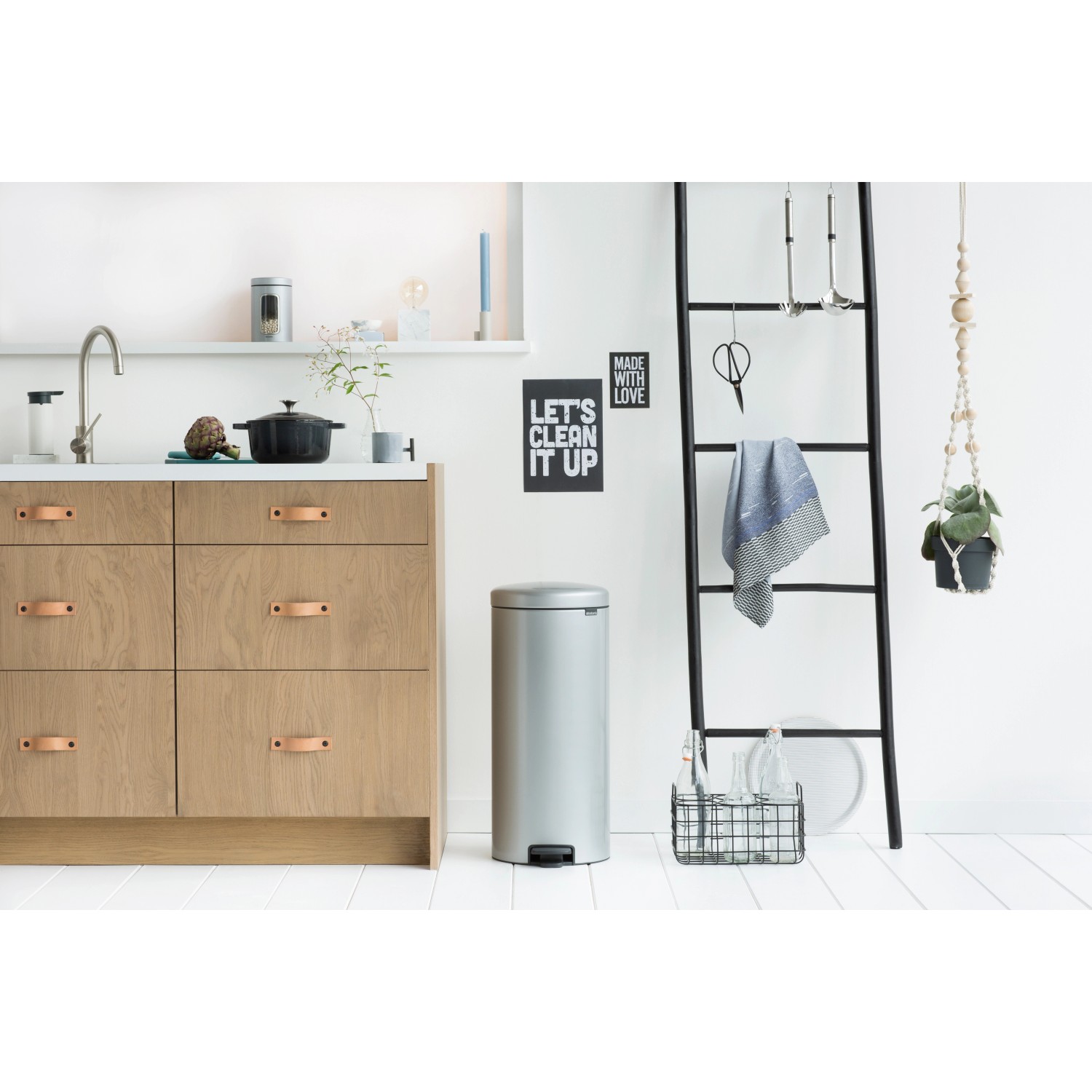 Brabantia NewIcon Treteimer, 30 l, Grau, in moderner Küche. Pedal-Mülleimer.