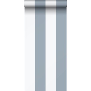 Vliestapete mit vertikalen Streifen in Graublau und Weiß. Dekorative Tapete, 53 cm breit.