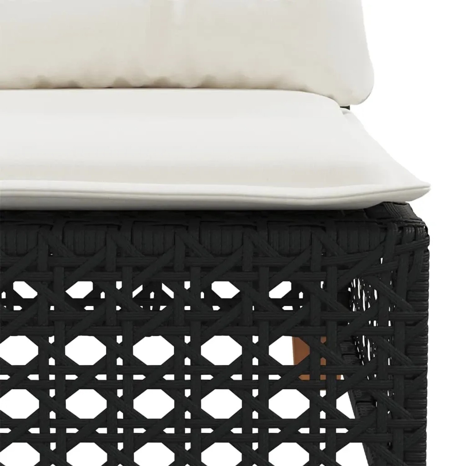 Detailaufnahme: Schwarze vidaXL Garten-Sofagarnitur aus Rattan mit cremefarbenen Kissen.