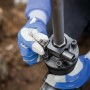 Detailaufnahme: LUX Abbruchhammer E-AHL-21, Baumaschine, mit Hand in Arbeitshandschuh.
