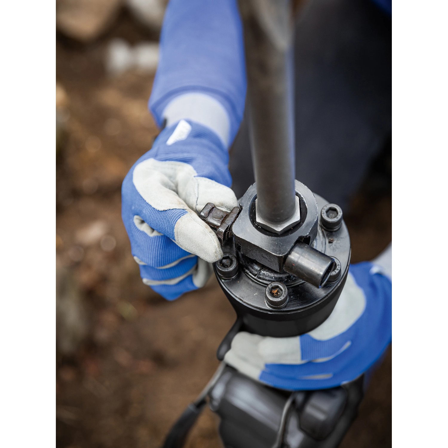 Detailaufnahme: LUX Abbruchhammer E-AHL-21, Baumaschine, mit Hand in Arbeitshandschuh.