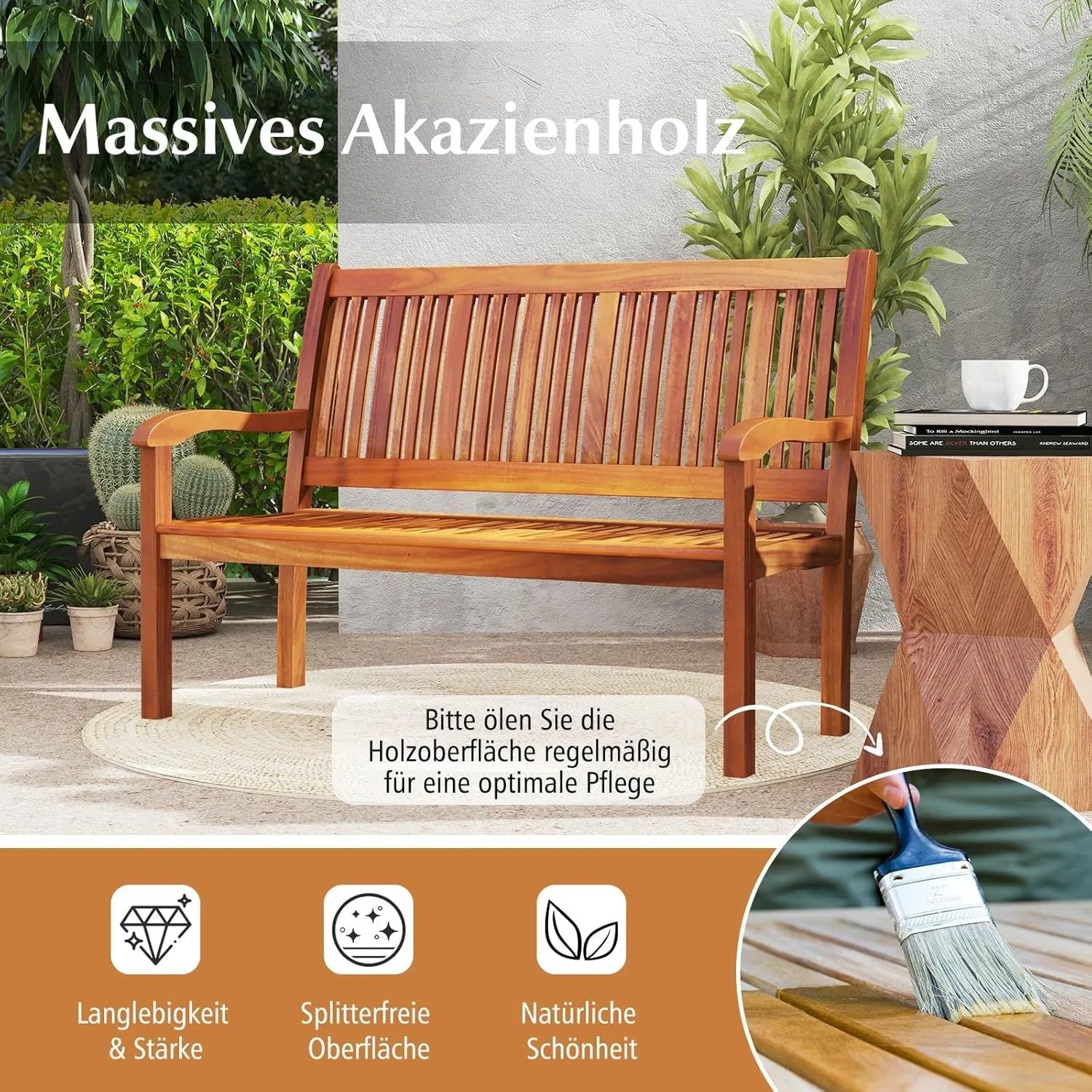 Robuste Gartenbank aus massivem Akazienholz für 2-3 Personen, mit Lattenrost-Sitzfläche und Armlehnen, auf einer Terrasse.