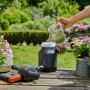 Gardena Drucksprüher 1,25 l beim Befüllen mit Flüssigkeit im Garten.