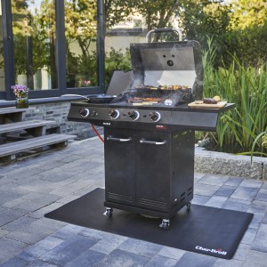 Char-Broil Grillmatte aus PVC unter Grill, schützt Terrasse vor Fettspritzern.