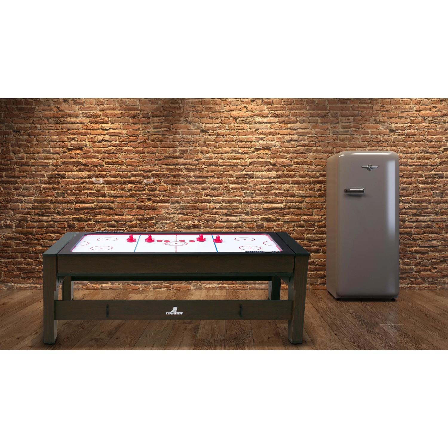 Reverso Spieltisch als Airhockey-Tisch mit roten Pucks vor Backsteinwand.