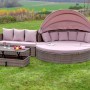 Merxx Riva-Insel mit Erweiterung: Lounge-Gartenmöbel mit Dach, Tisch und Sitzbänken im Garten.