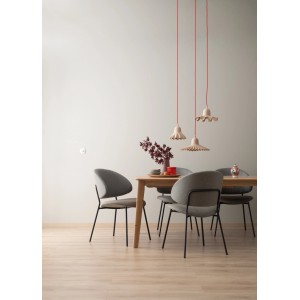 Esszimmer mit Wandfarbe in Ästhetisches Betongrau matt von Schöner Wohnen, kombiniert mit Holztisch und grauen Stühlen.