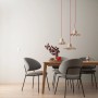 Esszimmer mit Wandfarbe in Ästhetisches Betongrau matt von Schöner Wohnen, kombiniert mit Holztisch und grauen Stühlen.