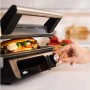 Braun Multigrill Kontaktgrill (grau) mit Sandwich und Hand am Temperaturregler.