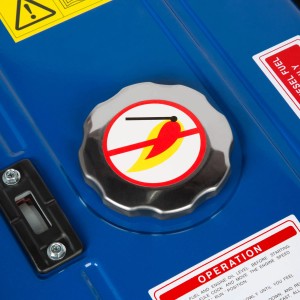 Detailaufnahme: Tankdeckel des blauen EBERTH Diesel Stromerzeugers. Warnhinweis: Keine offene Flamme.