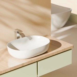 Weißes Emke Aufsatzwaschbecken aus Keramik, abgerundet rechteckig, auf hellem Holzwaschtisch mit modernem Design im Bad.