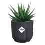 Anthrazitfarbener Elho Blumentopf Vibes Fold Mini mit Pflanze, gerippte Struktur.