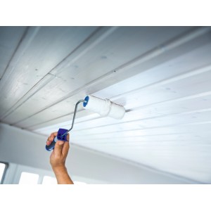Hand streicht Holzpaneele mit LUX Panel-Walze 12 cm.