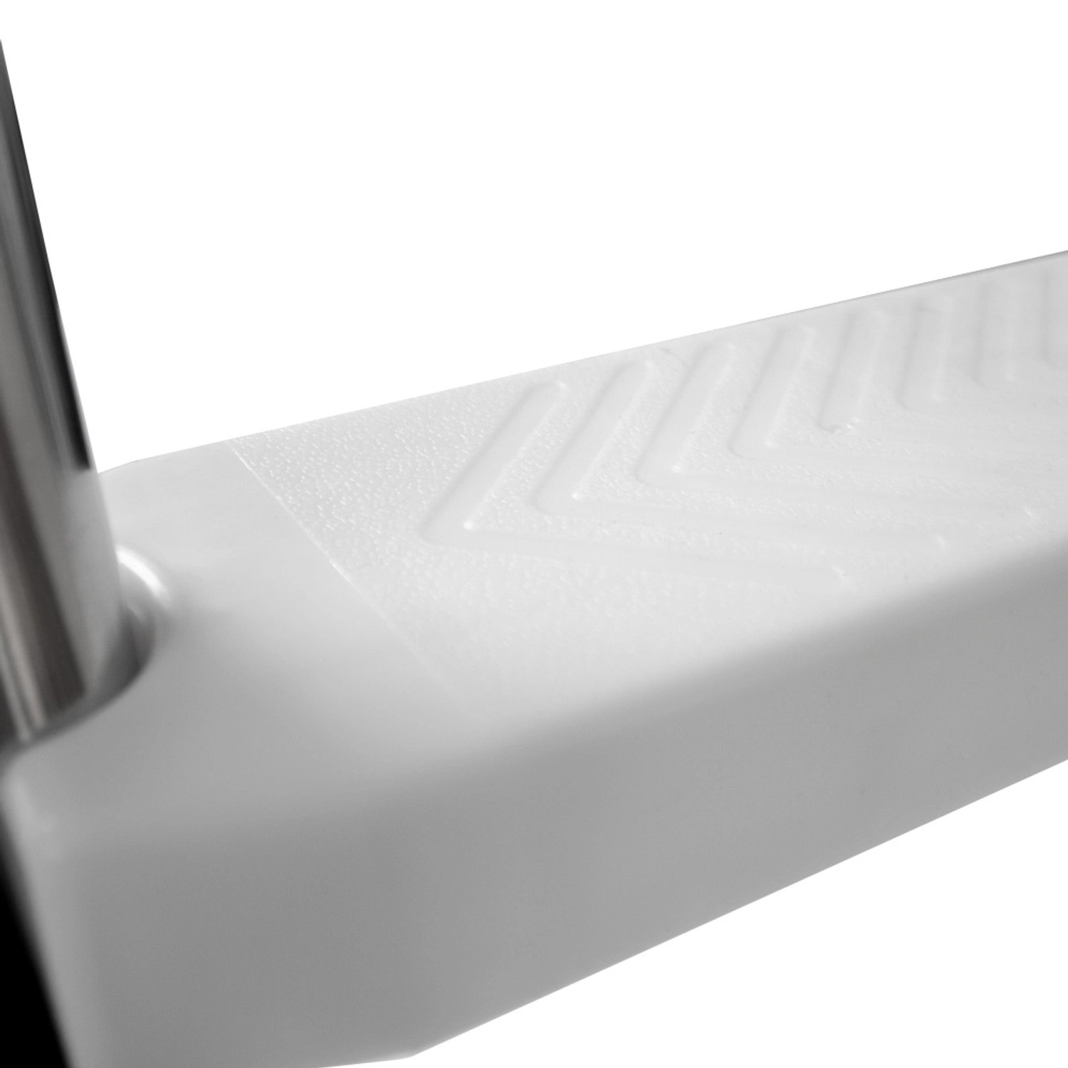 Detailaufnahme: Rutschfeste Stufe der Evolution Poolleiter für teilversenkte Becken.