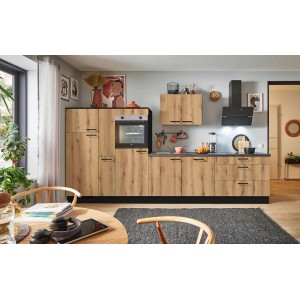 Moderne Küchenzeile in Evoke Eiche Optik, 370 cm breit, mit Elektrogeräten, Spüle und Apothekerschrank.