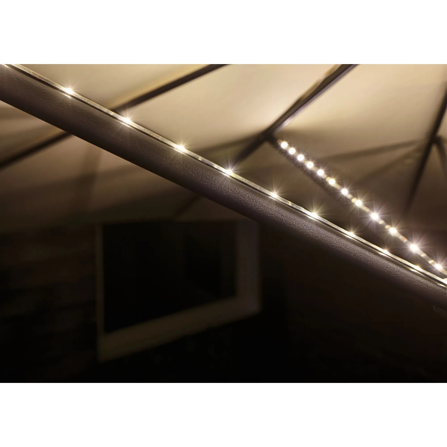 Paulmann Schirmbeleuchtung: LED Strip am Sonnenschirm für warmweißes Licht.