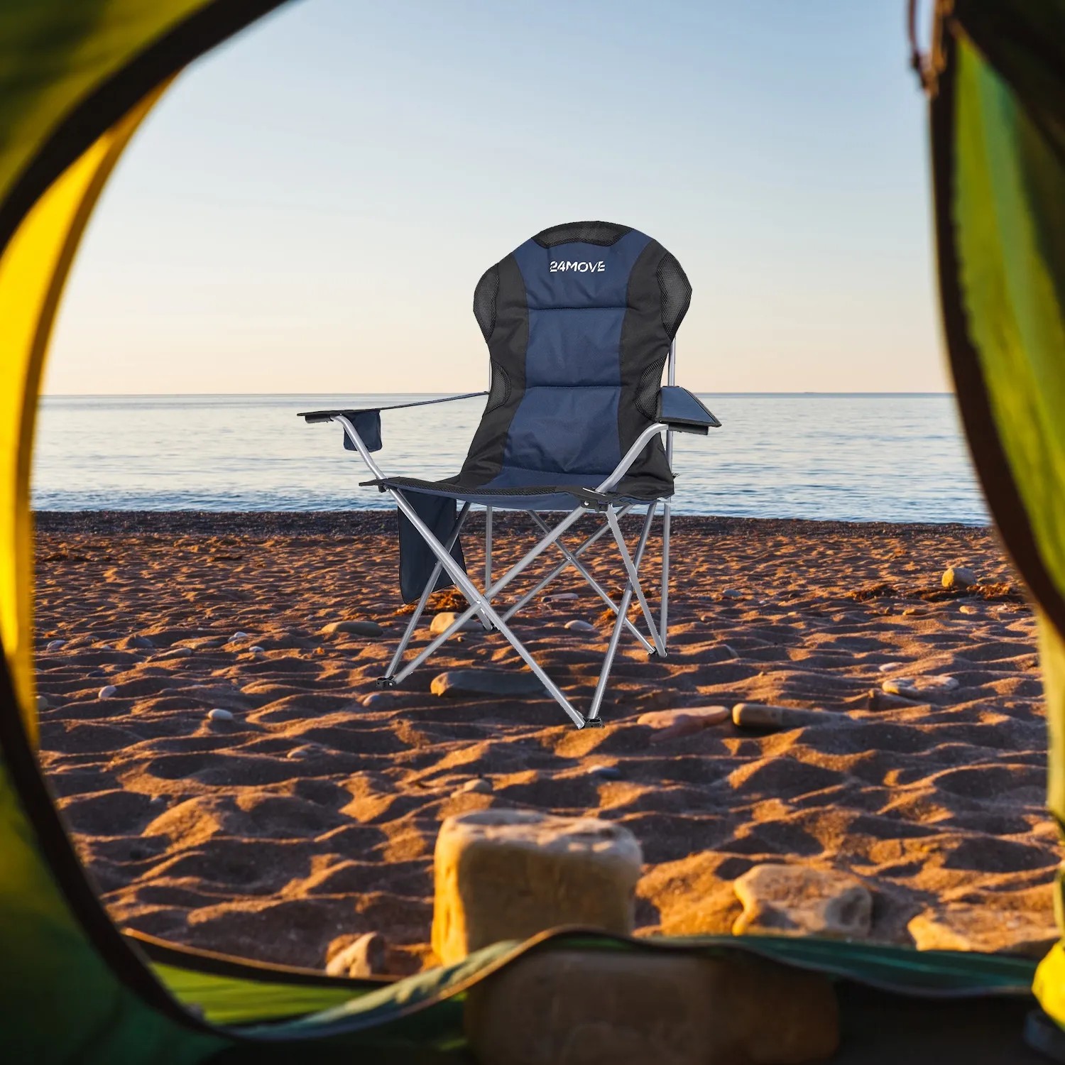 Blauer 24MOVE Campingstuhl, faltbar, gepolstert, mit Tragetasche, max. 150kg, am Strand.