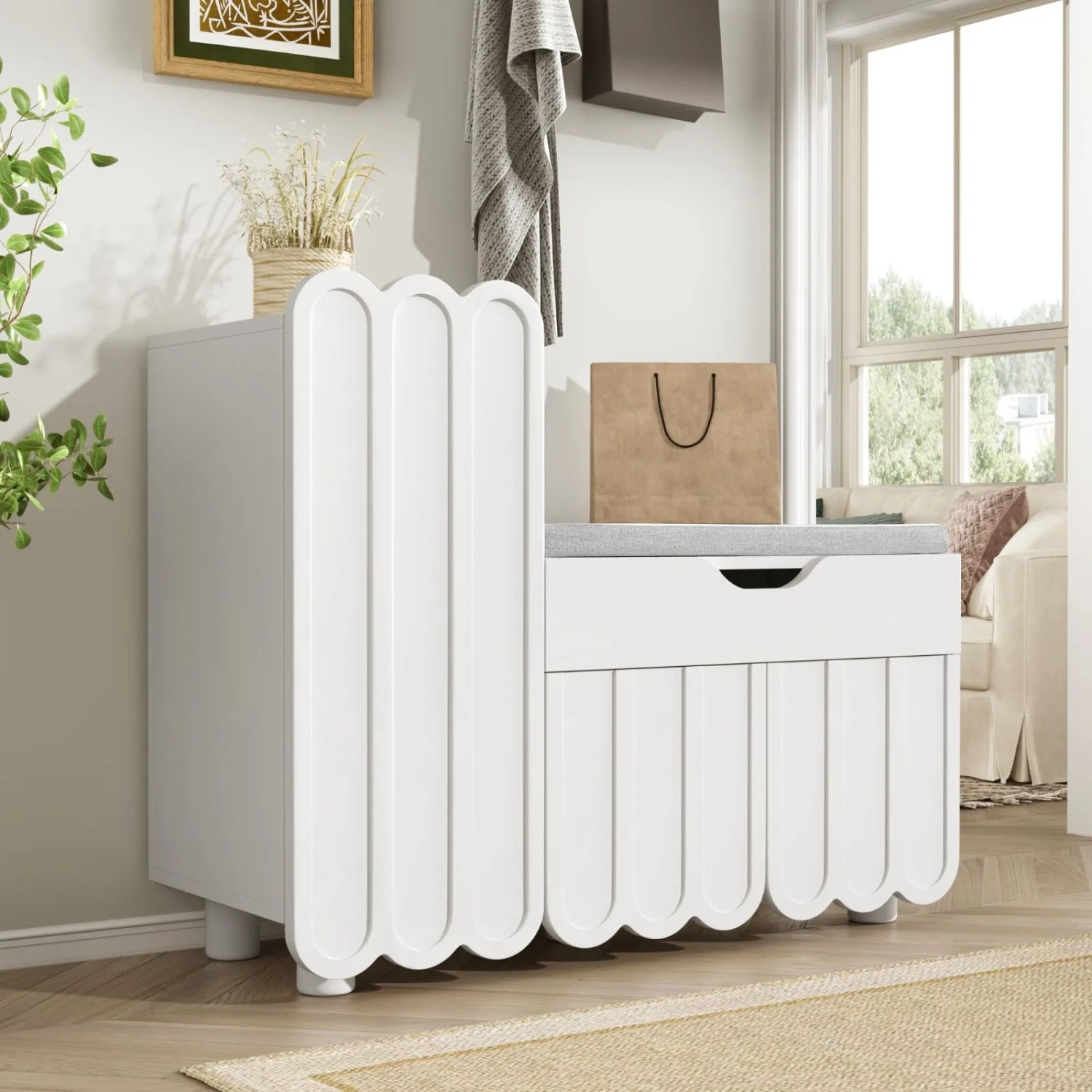 Weißer Schuhschrank mit 3 Türen, Schublade und grauem Sitzpolster im Flur. Modernes Design mit Wellenfronten.