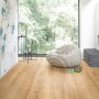 Parador Designboden Eiche Pure Natur, Landhausdiele im Wohnraum mit Sessel und Kamin.
