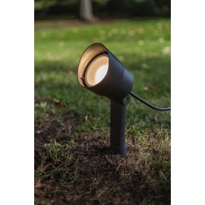 Lutec LED Gartenstrahler Explorer mit Erdspieß im Garten.