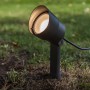 Lutec LED Gartenstrahler Explorer mit Erdspieß im Garten.