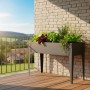 Modernes anthrazitfarbenes Metall-Hochbeet Vedura auf Balkon, bepflanzt mit Salat und Kräutern. Ideal für Gärtnern.