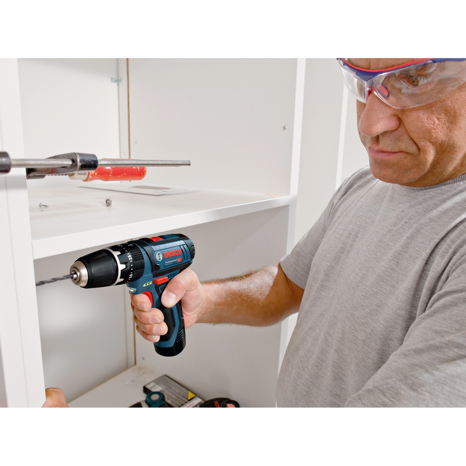 Bosch Professional Akku-Schlagbohrschrauber GSB 12 V-15 im Einsatz beim Bohren in Holz.