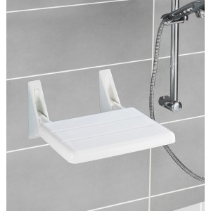 Wenko Duschklappsitz Secura Weiß an grauer Wand montiert.