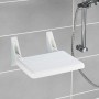 Wenko Duschklappsitz Secura Weiß an grauer Wand montiert.