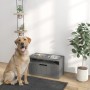 Graue PawHut Futterstation mit Hundenäpfen aus Stahl und Aufbewahrungsfach, davor sitzt ein Hund.